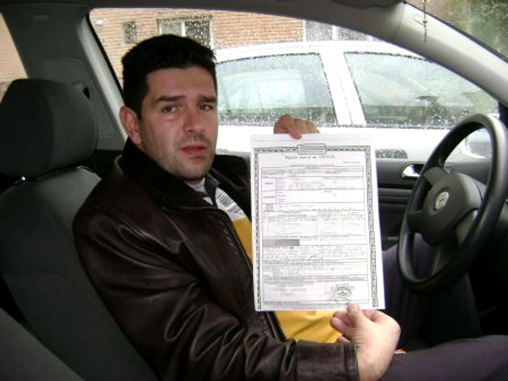 Tânărul ne arată asigurarea conform căreia plăteşte chiar şi apa de conductă şi refulare