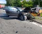 Un autoturism s-a lovit frontal cu un TIR încărcat cu maşini pe Valea Oltului la Călimăneşti - Vâlcea Foto ISU Vâlcea