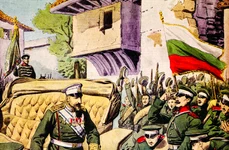 Regele Ferdinand I al Bulgariei calcă pe steagurile otomane capturate de armata bulgară (© Getty Images)