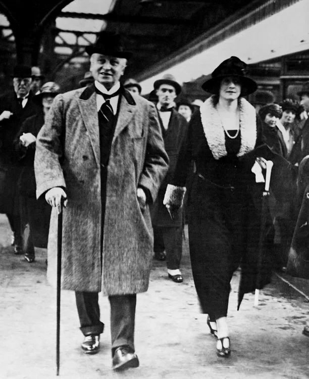 18 noiembrie 1922: Lord George Curzon, însoţit de soţie, pleacă spre Lausanne