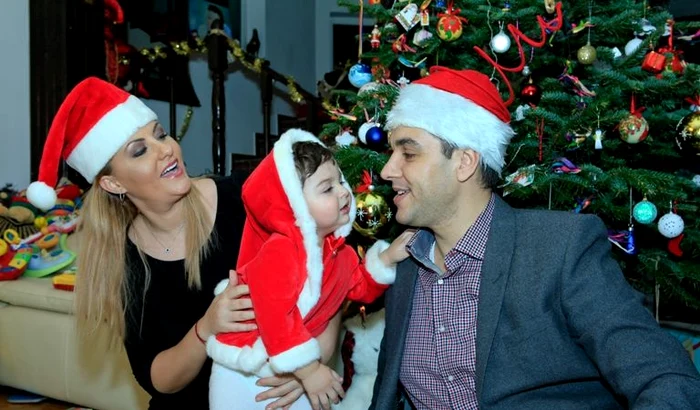 
    Oana Turcu, Cristi Brancu şi Teddy, tablou de familie. (sursa: oanaturcu.ro)  