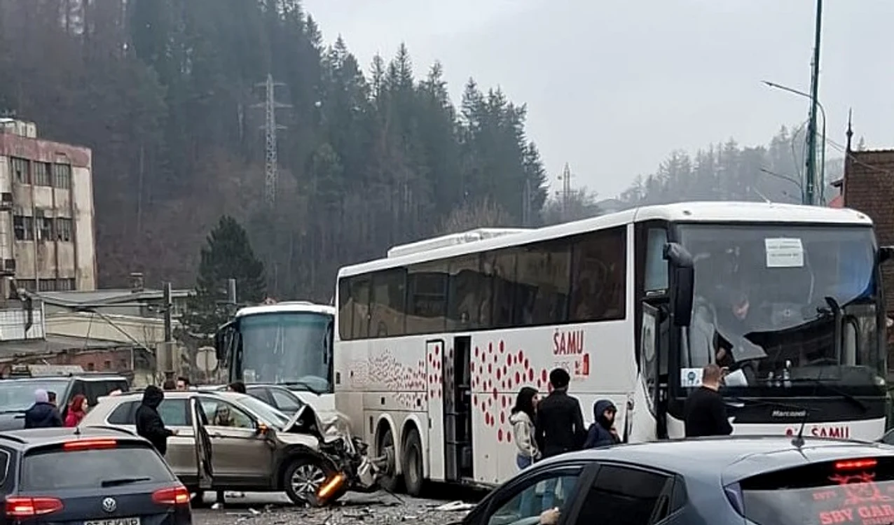 Autocar implicat într-un accident la Sinaia FOTO: ISU Prahova