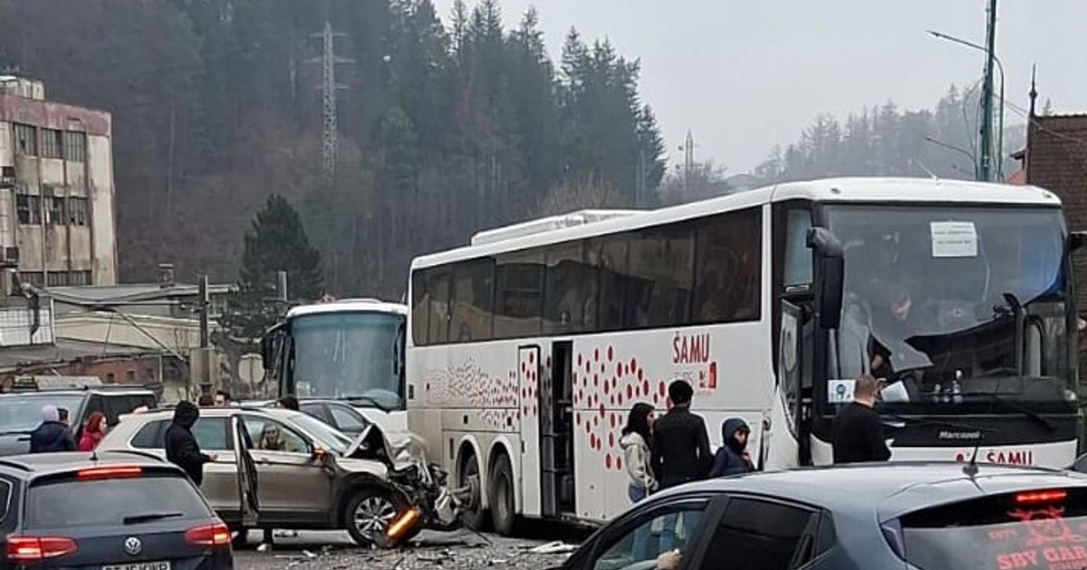 Accident în Sinaia între autocar și autoturism