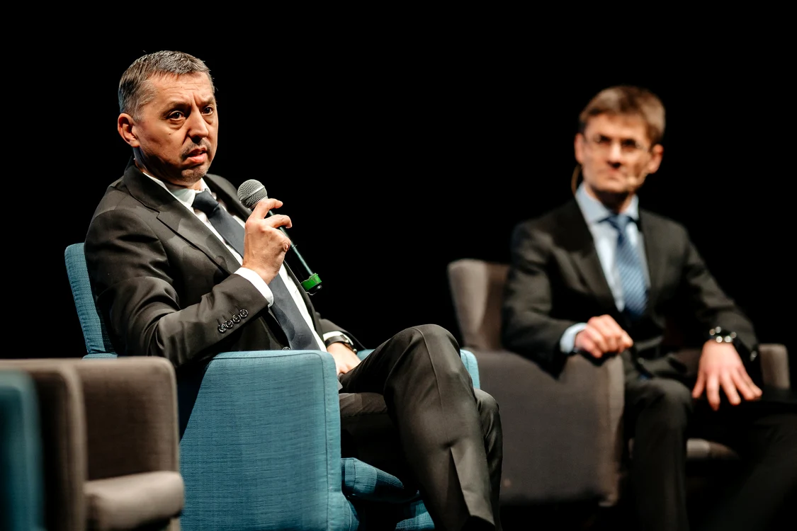 Ministrul Daniel David împreună cu Prof Marcel Bartic la o dezbatere despre alfabetizarea numerică
