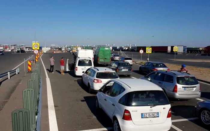 S-a format coadă pe câţiva kilometri FOTO mandri.ro