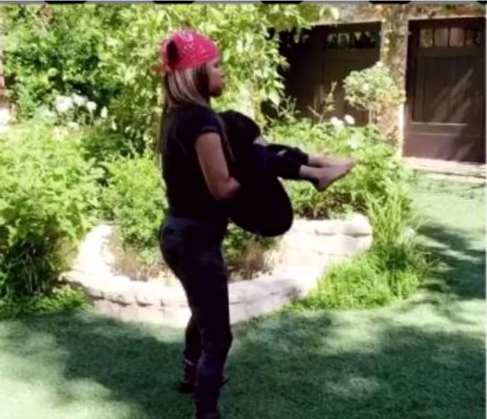 Face zilnic genuflexiuni cu Maceo în braţe