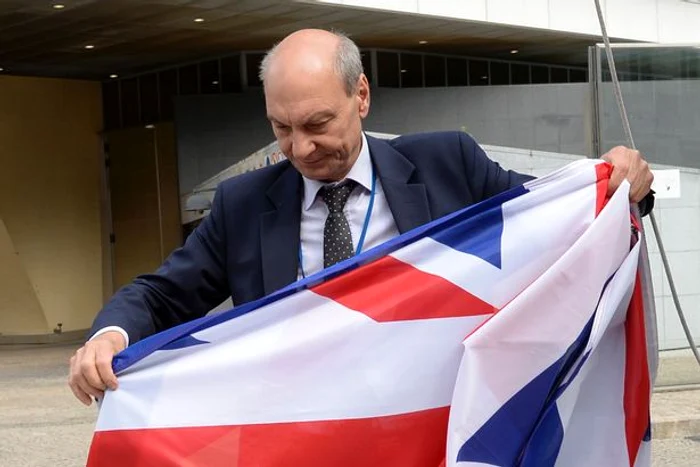 Un membru al Comisiei Europene a coborât în mod simbolic drapelul Regatului Unit