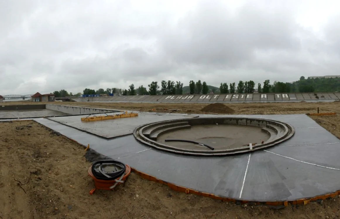 Lucrările sunt în grafic, asigură autorităţile: piscinele vor fi gata luna viitoare (FOTO: Mugurel Manea)
