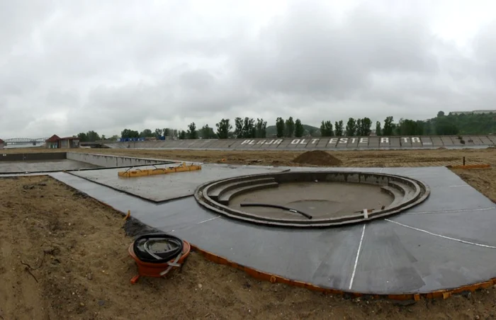 Lucrările sunt în grafic, asigură autorităţile: piscinele vor fi gata luna viitoare (FOTO: Mugurel Manea)