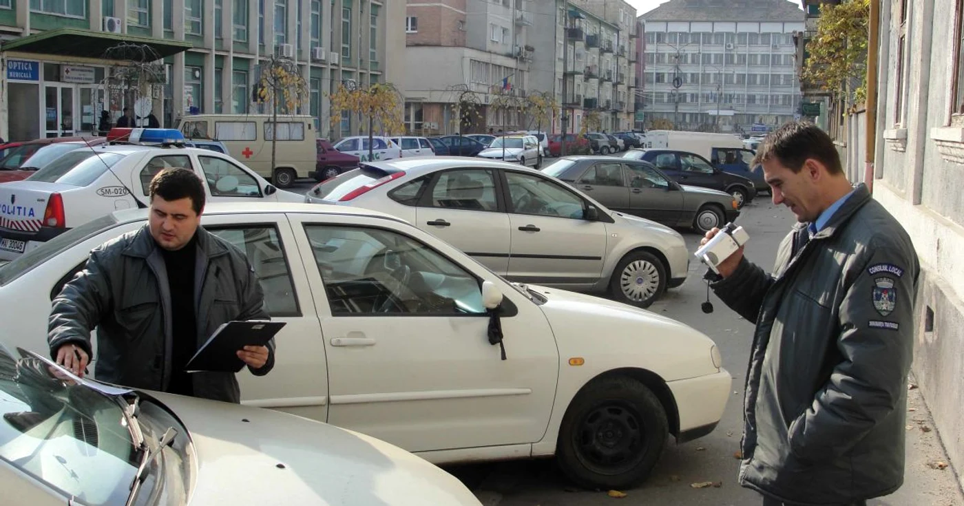 Agenţii Serviciului de Administrare a Parcărilor amendează însă şoferii care nu plătesc taxa de parcare