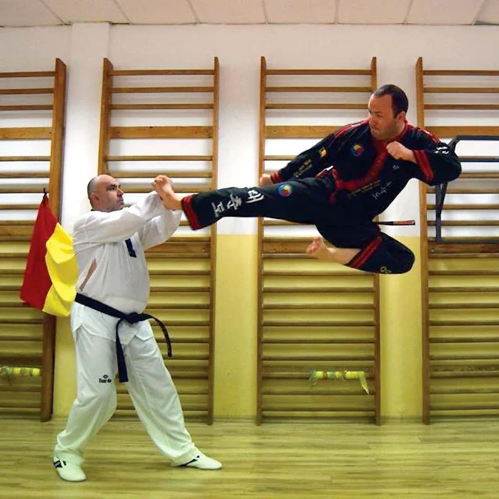 Tânărul sfidează gravitaţia la antrenamente