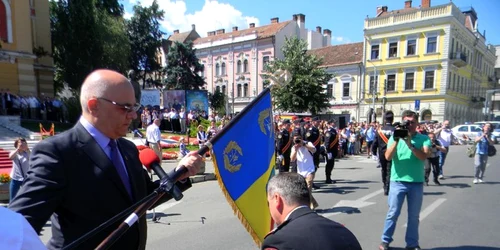 drapel lupta isu