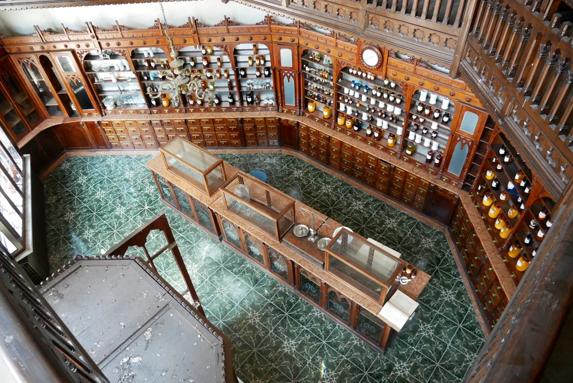 Detaliu la mezanin asupra farmaciei de la 1925. FOTO: N. Nemeș