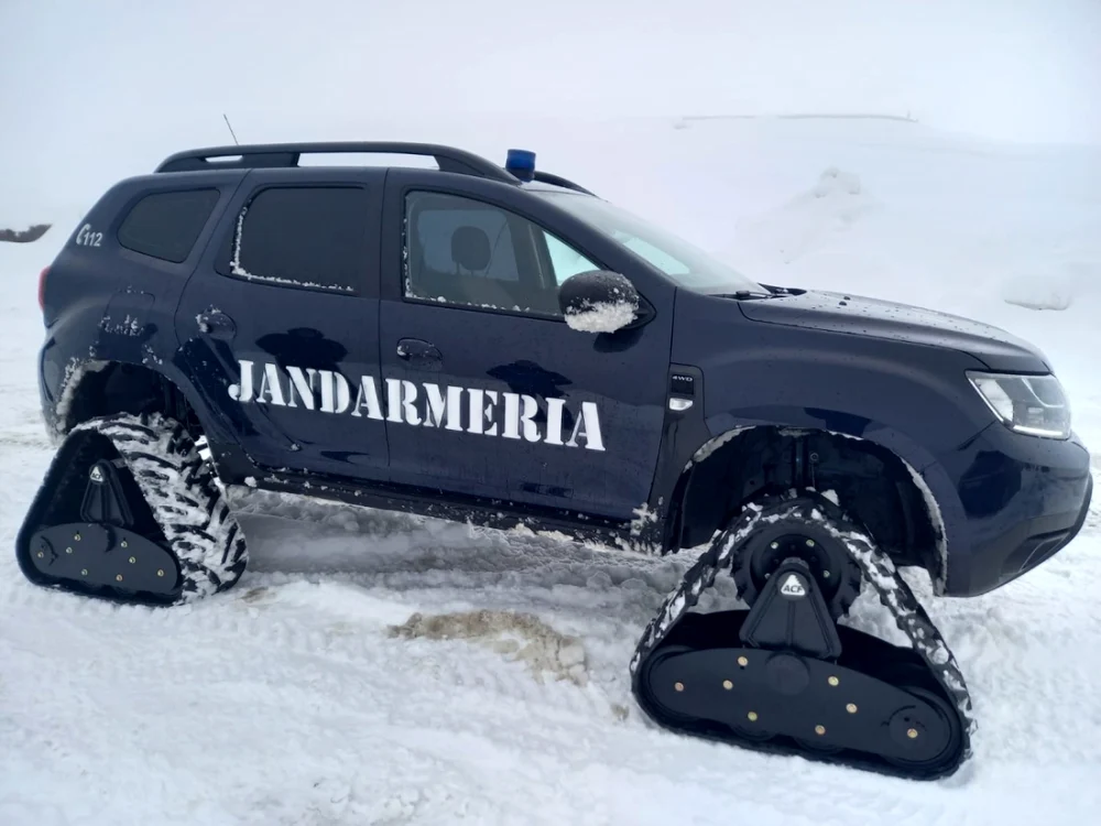 Maşina Duster poate circula pe şenile sau pe roţi                                                 Foto: Jandarmeria Gorj