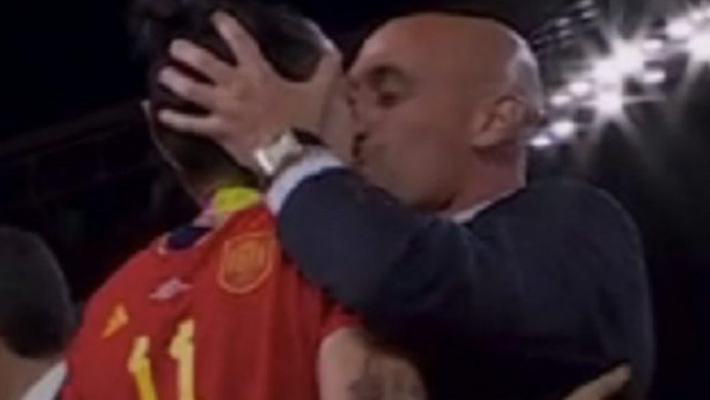 Scandal după finala Cupei Mondiale. Cum se apără președintele Federației Spaniole după ce a sărutat pe buze o jucătoare VIDEO