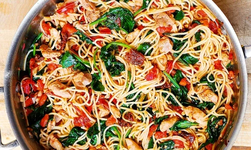 Spaghete cu pui, rosii uscate si spanac jpeg