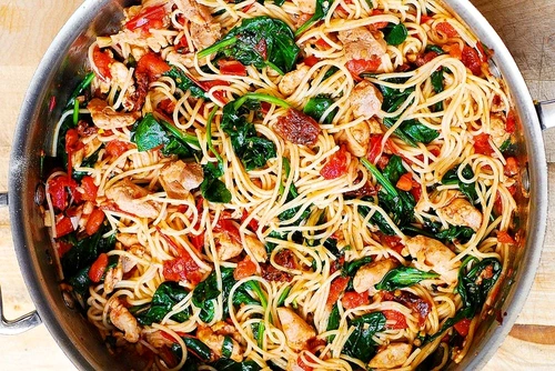 Spaghete cu pui, rosii uscate si spanac jpeg