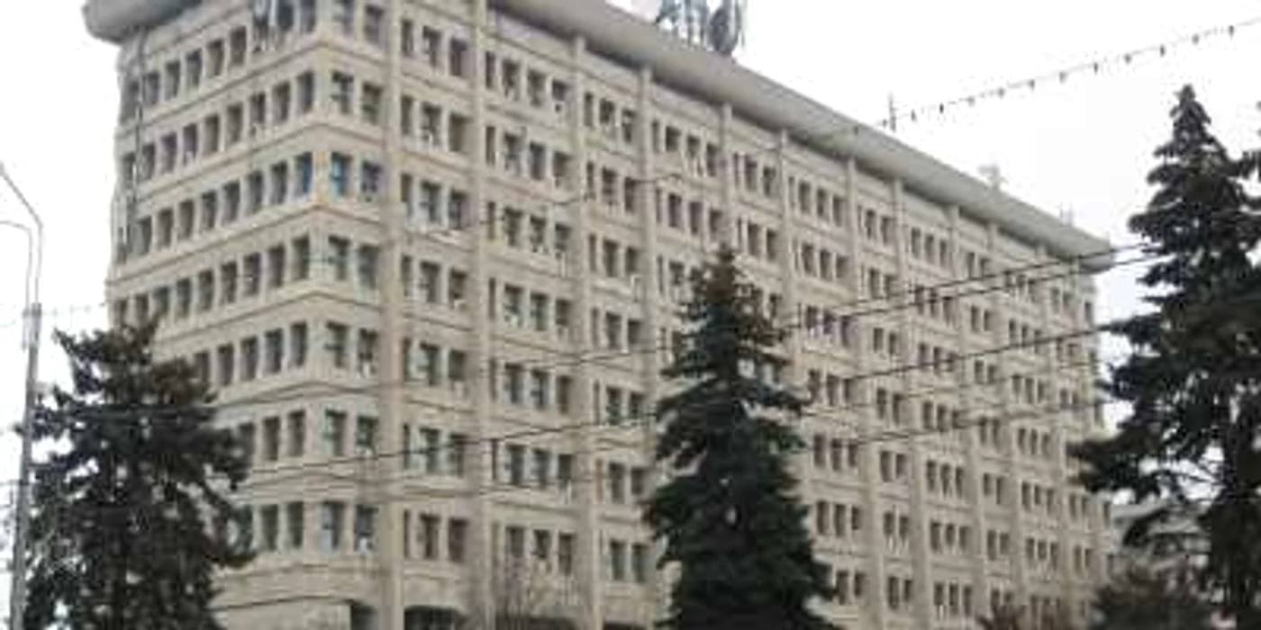 De Revelion, la Prefectură, la Primarie şi la Consiliul Judetean se va lucra