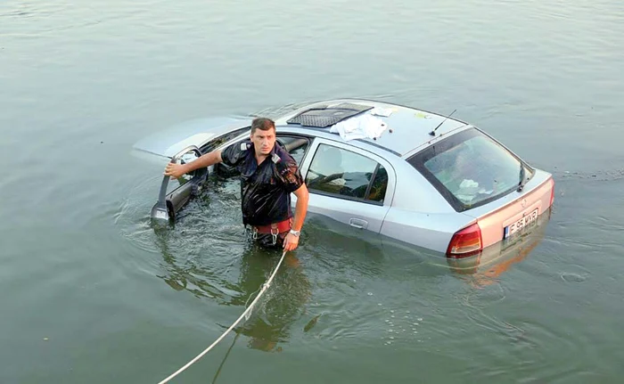 
    Salvatorii au reuşit  să o scoată pe femeie  teafără din maşină  