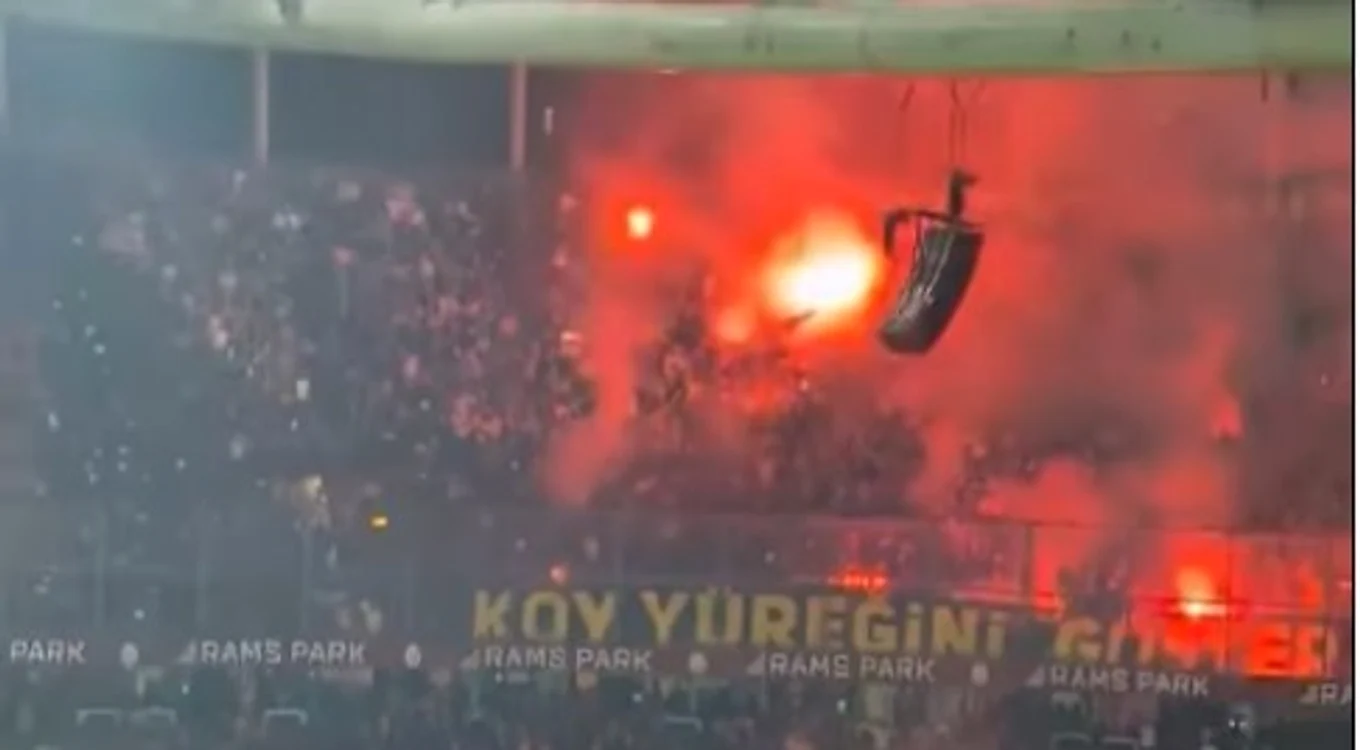 Fanii de la Fener le-au dat foc celor de la Galata   FOTO Captură video