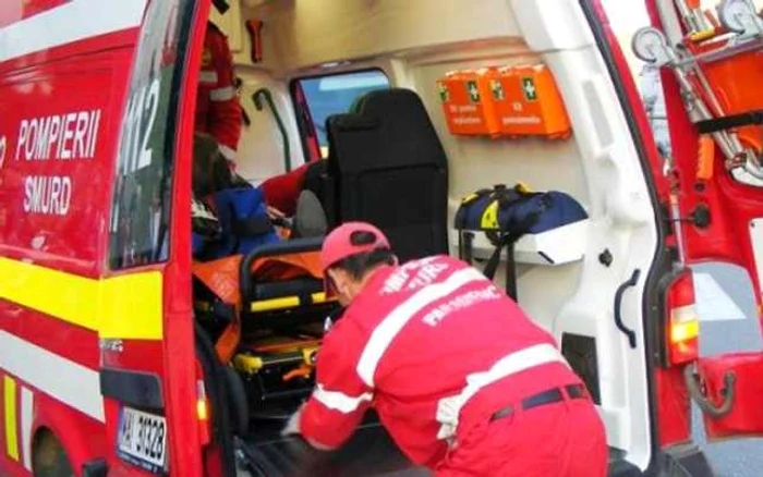 O ambulanta SMURD intervine la fata locului - Foto Arhiva Adevarul