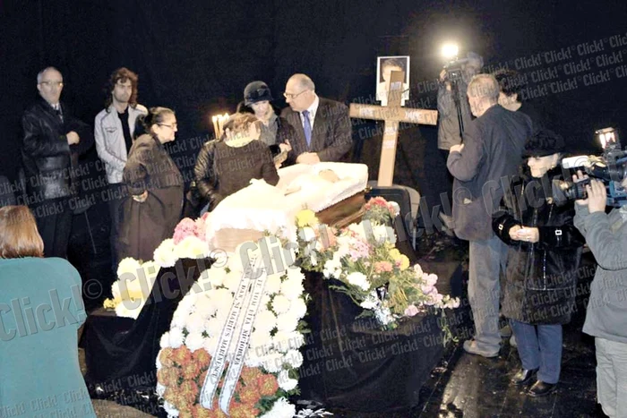 Sicriul a fost scos din casă de prieteni (Fotografii: Mihai Ionescu )