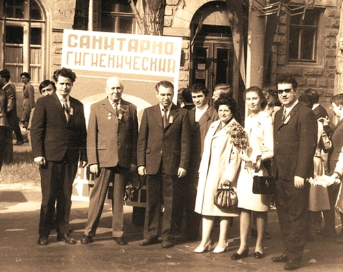 Nicolae Testemițanu, alături de colegii profesor, în fața Institutului de Medicină (acum universitatea ce-i poartă numele)