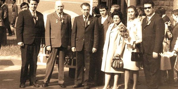 Nicolae Testemițanu, alături de colegii profesor, în fața Institutului de Medicină (acum universitatea ce-i poartă numele)