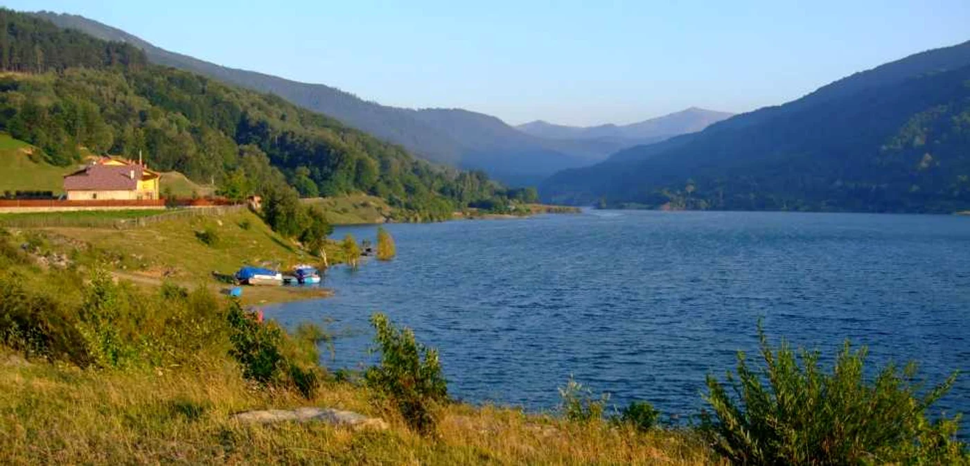 Lacul Măneciu, pe care este amenajat barajul, are un volum de 60 de milioane de metri cubi. FOTO 1romania1.blogspot.ro