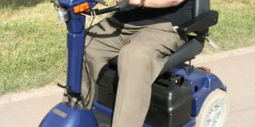 Reşiţa: Persoanele cu handicap neuromotor au primit astăzi cărucioare noi