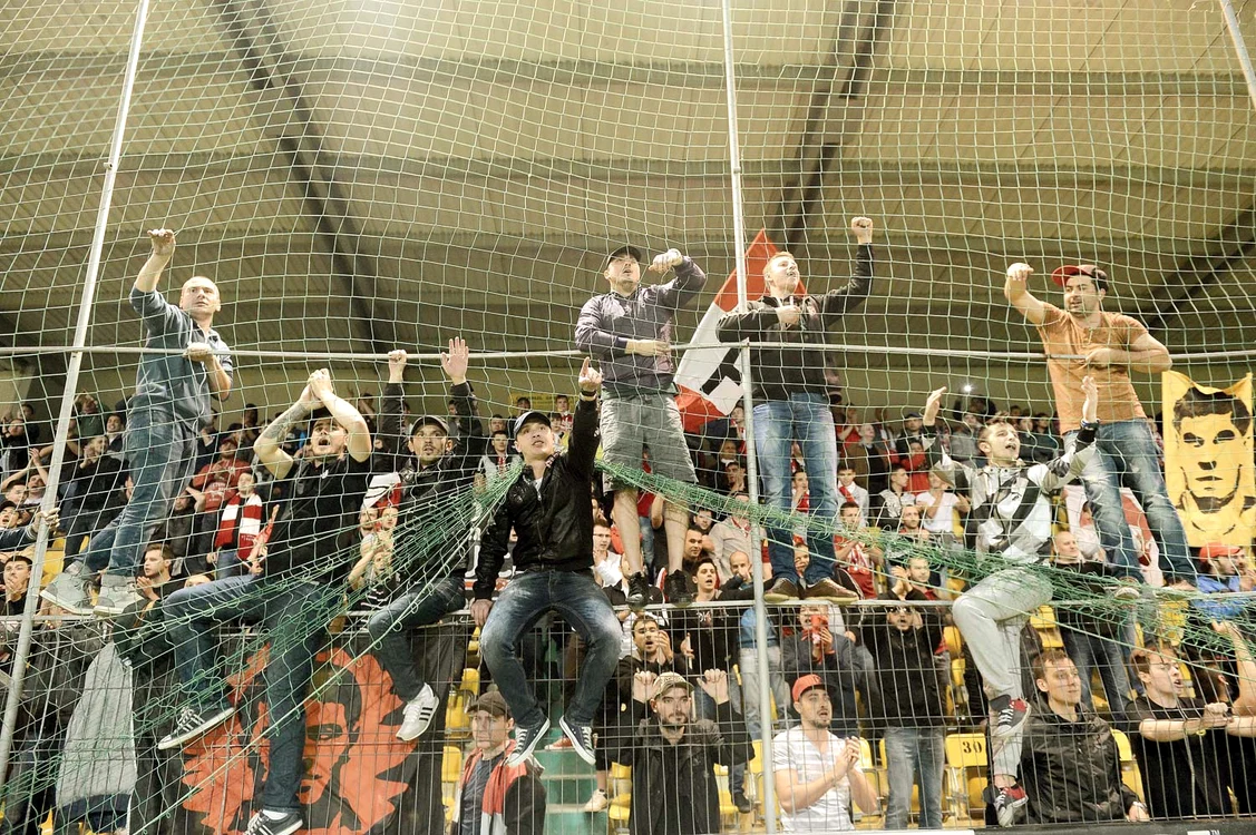 
    Suporterii au găsit cea mai sigură metodă de a vedea meciurile favoriţilor: prezenţa la stadionFoto: Mediafax  