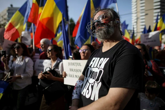 Manifestanții compară masca de protecție cu „botnița”Foto: Inquam Photos/Octav Ganea