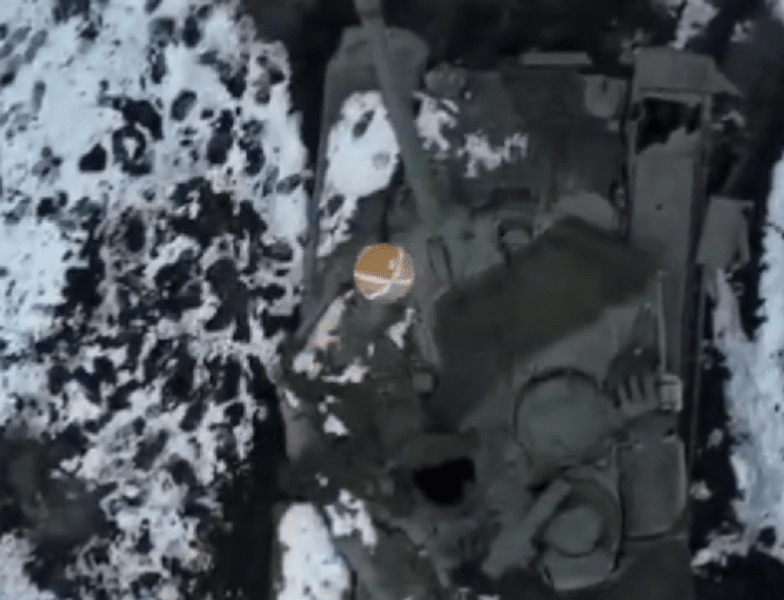 Ucrainenii distrug cu „baloane Molotov” un tanc T-90M, mândria fostei Armate Roșii VIDEO