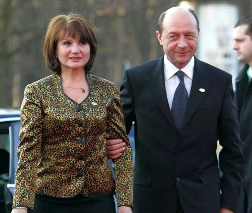 Traian Băsescu, alături de soţia sa, Maria Băsescu. (foto arhivă)