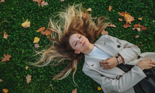 1 doamnacareserelaxeazapeiarba jpg jpeg