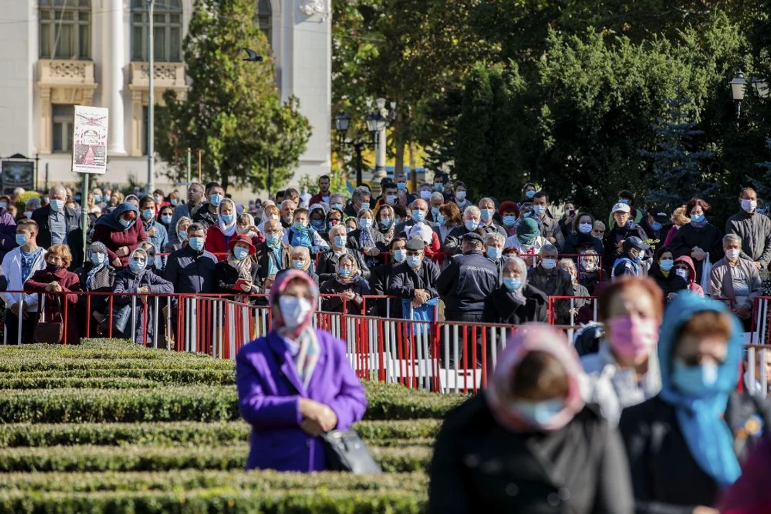
    La pelerinaj au voie să participe atât persoane vaccinare, cât și nevaccinate.   