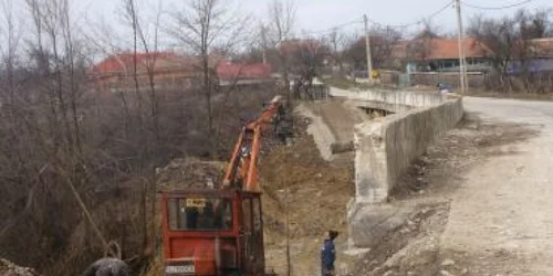 La faţa locului se află şi reprezentanţii secţiei de Drumuri Naţionale