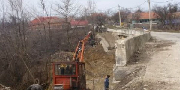 La faţa locului se află şi reprezentanţii secţiei de Drumuri Naţionale