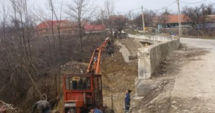 La faţa locului se află şi reprezentanţii secţiei de Drumuri Naţionale