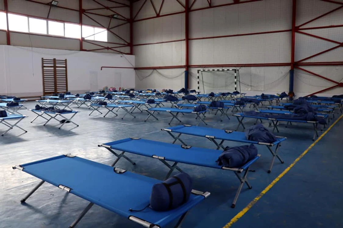 Locuri de dormit au fost pregătite și în săli de sport  FOTO: FB/Costel Fotea