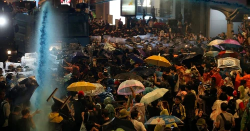 Demonstranţi cer demisia premierului thailandez Prayut Chan-o-cha la Bangkok Thailanda FOTO EPA-EFE / Narong Sangnak