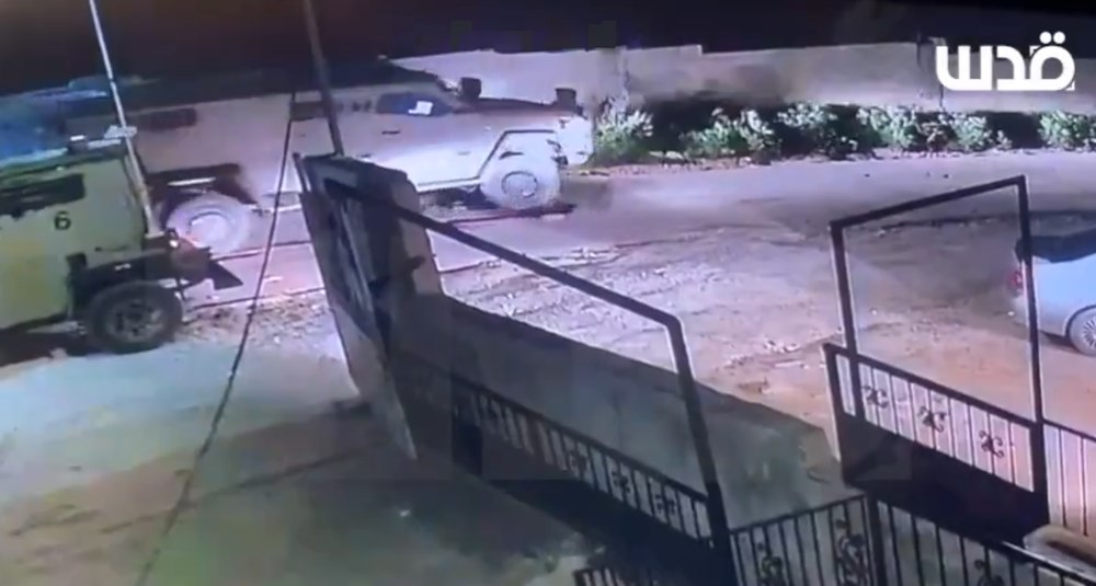 Imagini incredibile cu un vehicul al Armatei Israeliene care trece peste cadavrul unui palestinian împușcat într-un raid în Cisiordania