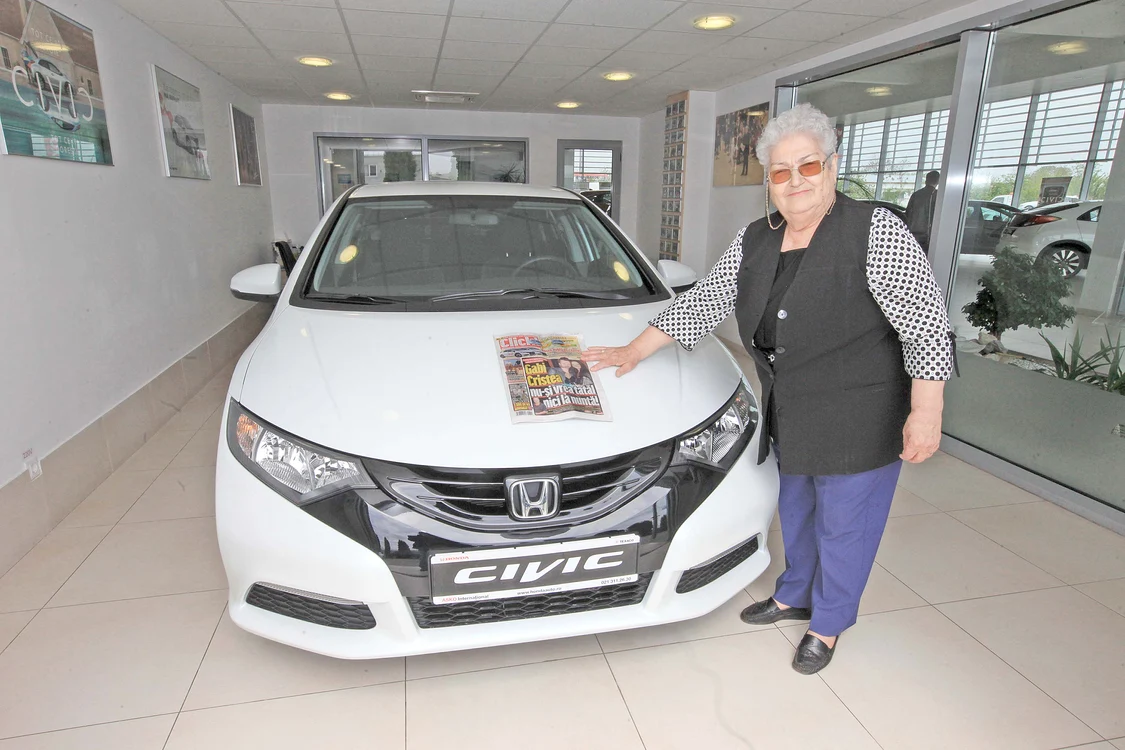
    Joi, 30 aprilie, norocoasa  Paula Bölöni (73 de ani) a venit la Bucureşti să-şi vadă autoturismul câştigat la Click!MANIAFotografii: ROBERTO SĂLCEANU   