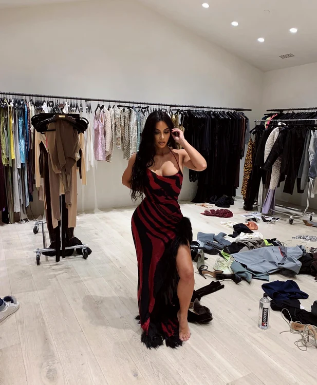 Kim Kardashian are un dressing uriaș