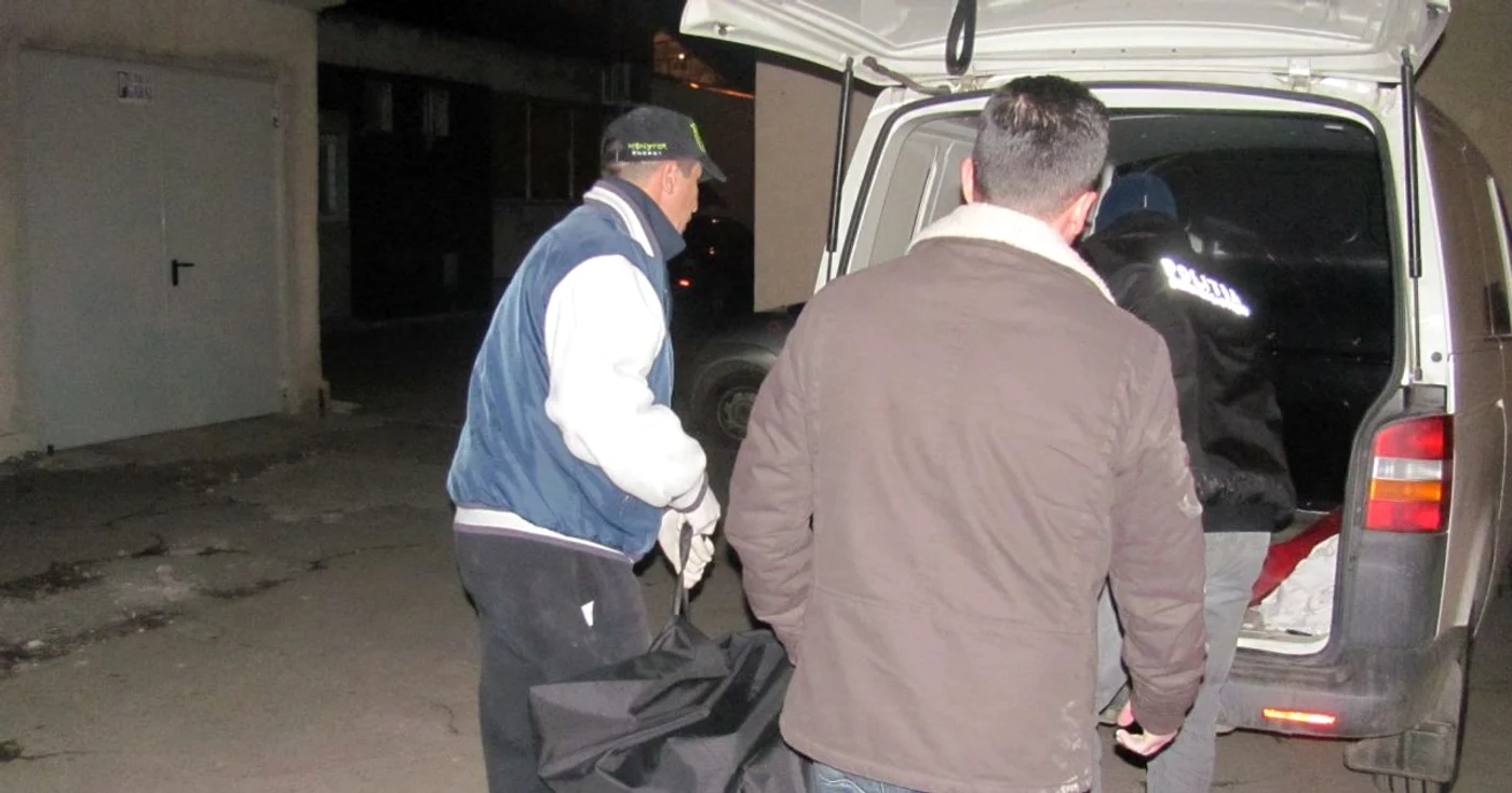 Cadavrul barbatului a fost transportat la Medicina Legala, pentru necropsie - Foto Ramona Găină