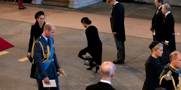 Meghan Markle a făcut o reverență în semn de respect, în fața sicriului reginei Elisabeta a II-a (sursa foto. Ok Mag)