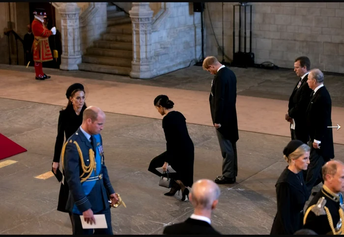 Meghan Markle a făcut o reverență în semn de respect, în fața sicriului reginei Elisabeta a II-a (sursa foto. Ok Mag)