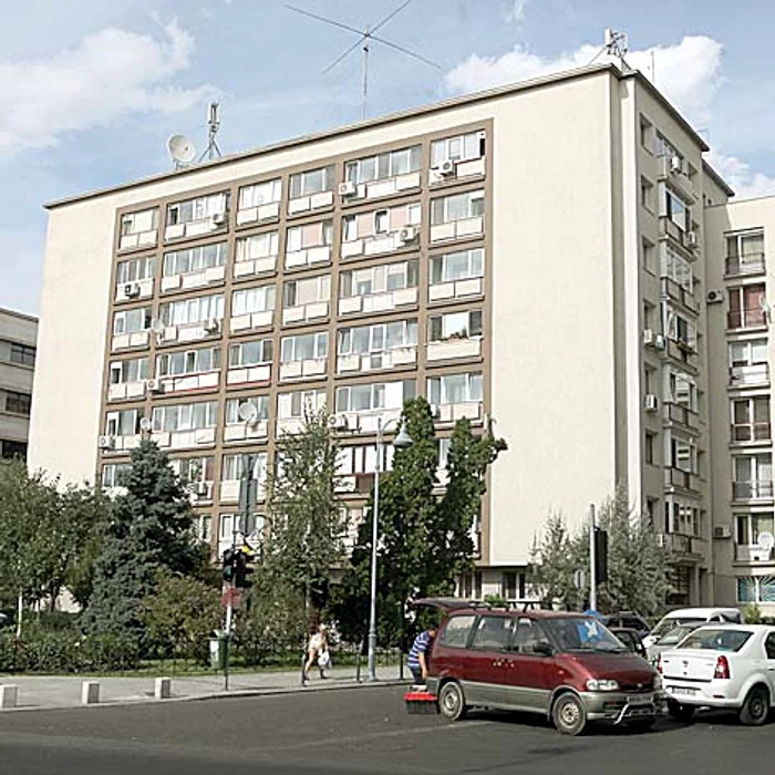 Blocul se află pe Calea Victoriei la nr. 142-148