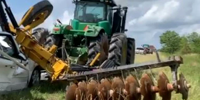 Cei doi bărbaţi care au murit au fost prinşi sub tractorul care s-a răsturnat pe un drum comunal.