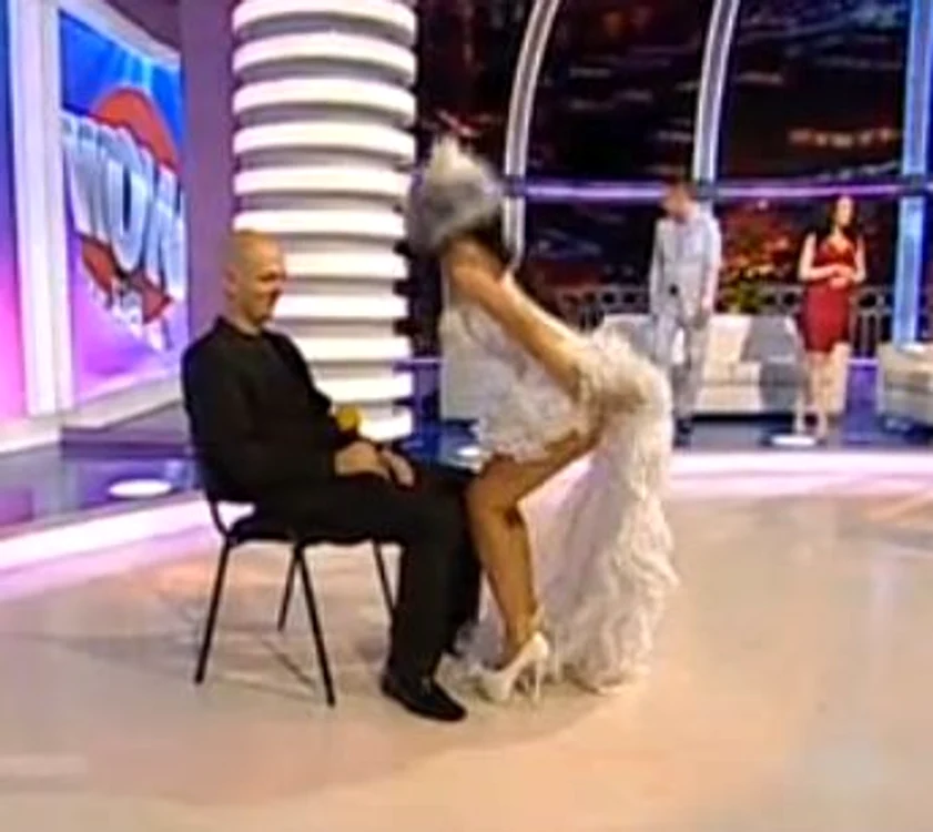 Aceasta s-a apropiat de soţul ei şi l-a încălecat (captură: Kanal D)